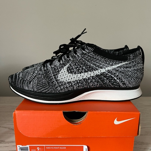 Used Nike Flyknit Racer "Oreo" size 9 - Picture 2 of 4